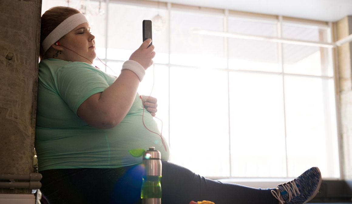 Demostrado: Pasar más de 4 horas con el móvil favorece la obesidad