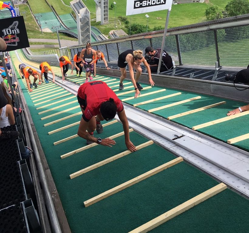 La carrera de sólo 400 metros....¡pero que sube una pista de saltos de esquí!