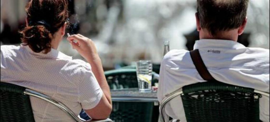 Se anuncia una ley que prohibirá fumar en las terrazas