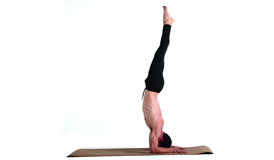 Consigue la postura de yoga del pavo real paso a paso