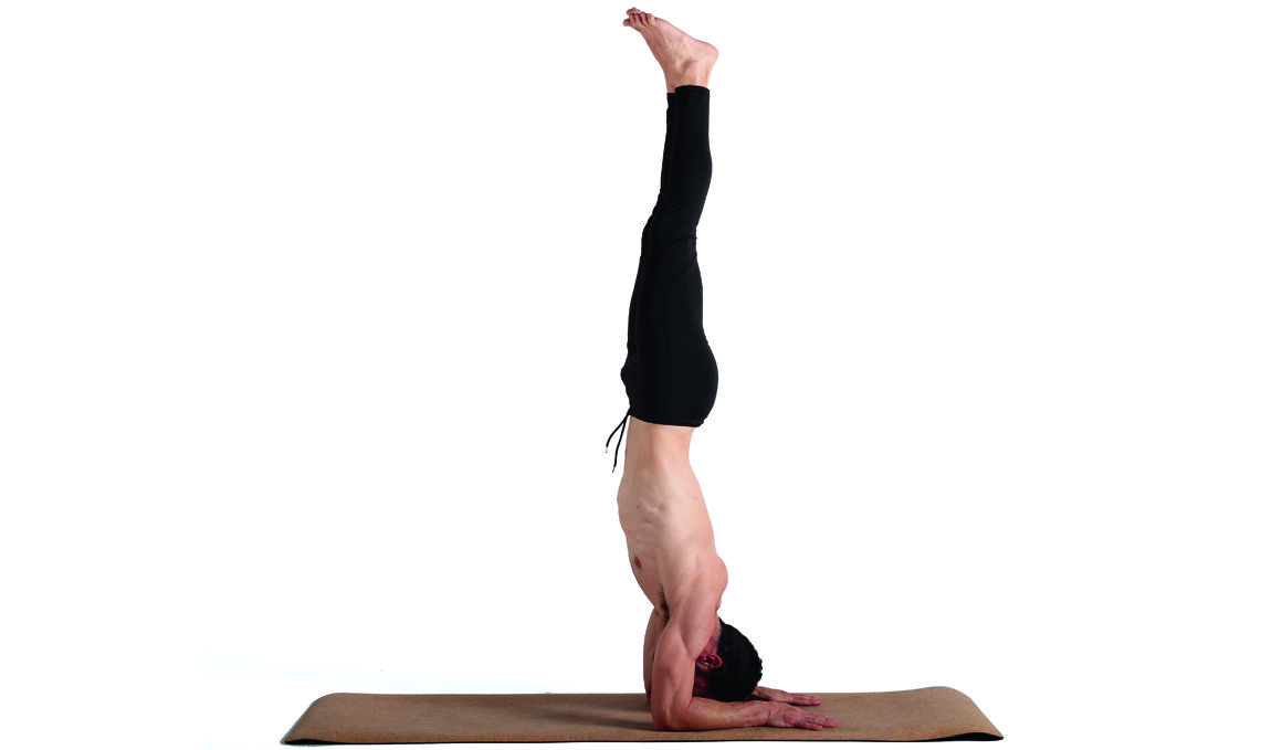 Consigue la postura de yoga del pavo real paso a paso