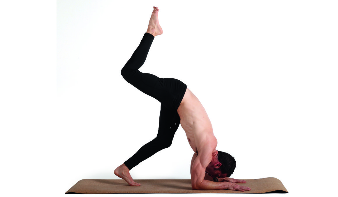 Consigue la postura de yoga del pavo real paso a paso