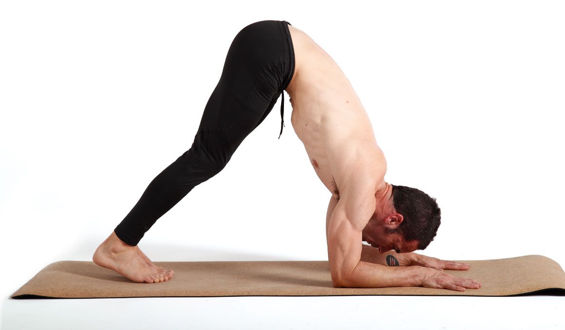 Consigue la postura de yoga del pavo real paso a paso