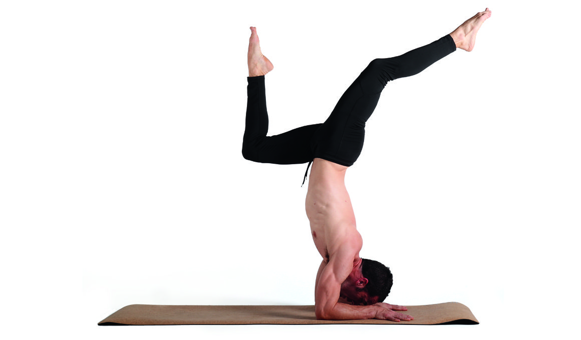 Consigue la postura de yoga del pavo real paso a paso