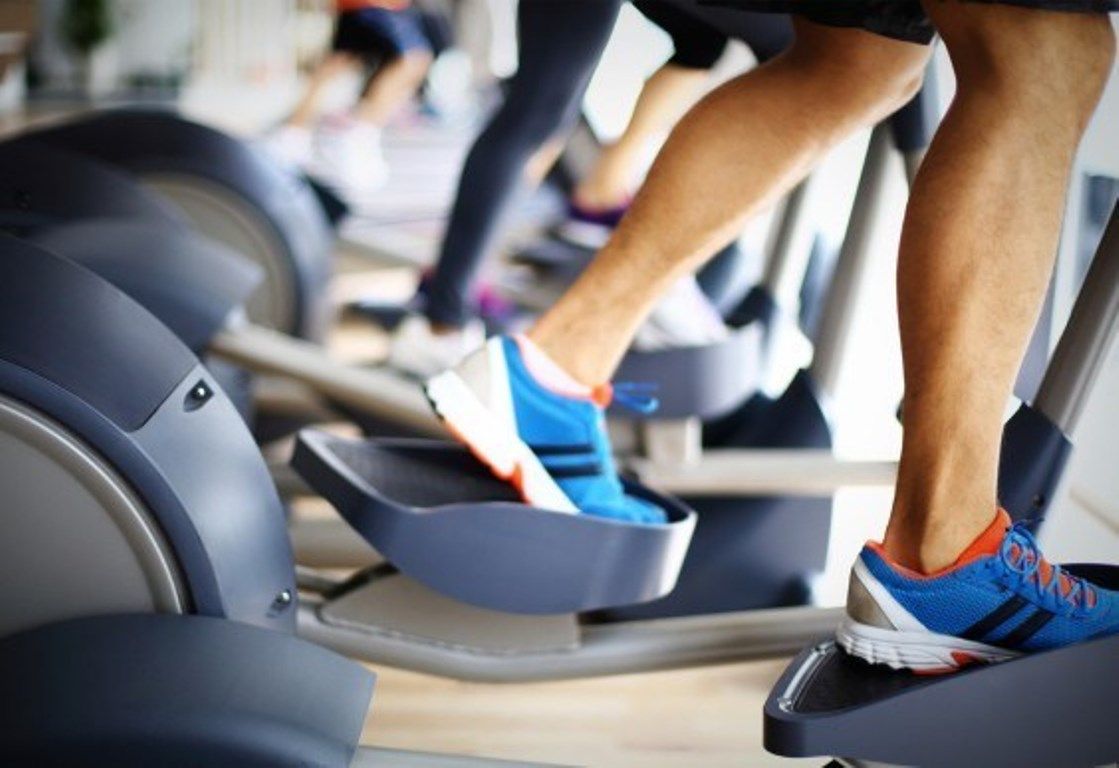 El entrenamiento de una hora en el gimnasio para perder peso