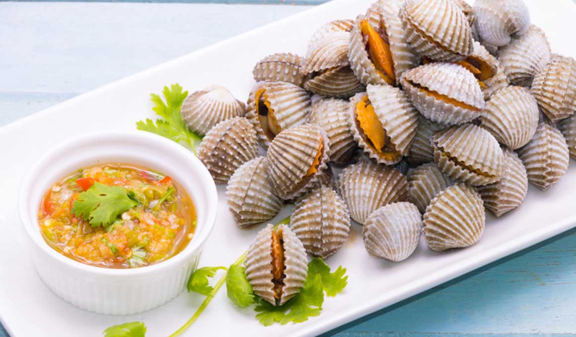 Receta fit de berberechos con salsa picante y verduritas