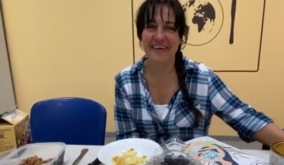 ¿Qué desayunamos en Sport Life? Bol de yogur de cabra con frutas frescas, frutos secos, cacao y maca. 