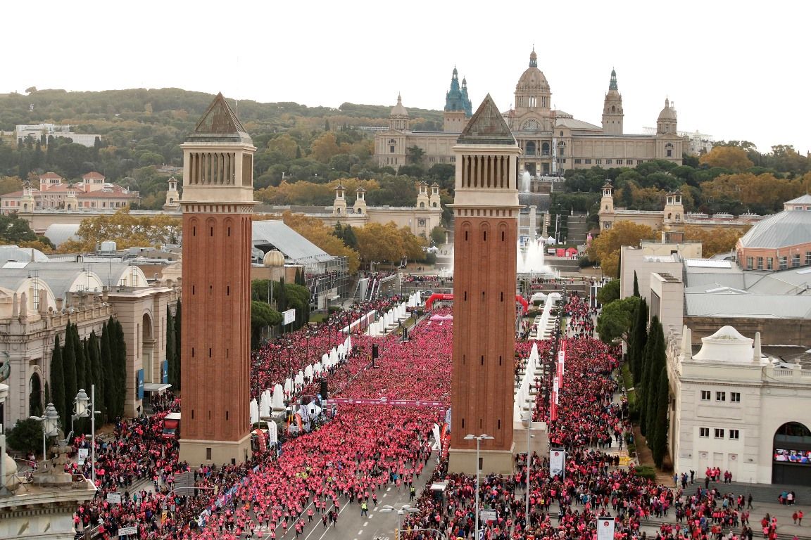 Toda Barcelona se une para formar una gran marea rosa