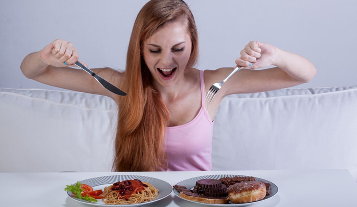 ¿Por qué no deberías cenar ni tarde ni mucho? Las mujeres que cenan abundante después de las 6 tienen peor salud cardiovascular