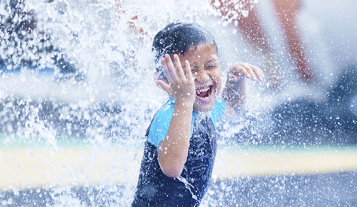 Sacudir la cabeza para sacar el agua de los oídos después de nadar puede provocar daño cerebral en los más pequeños