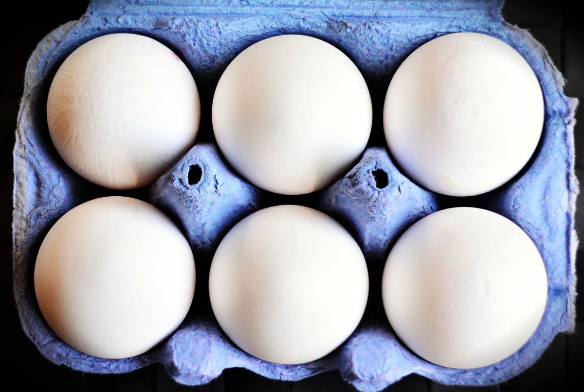 Las tres razones para NO guardar los huevos en la puerta de la nevera