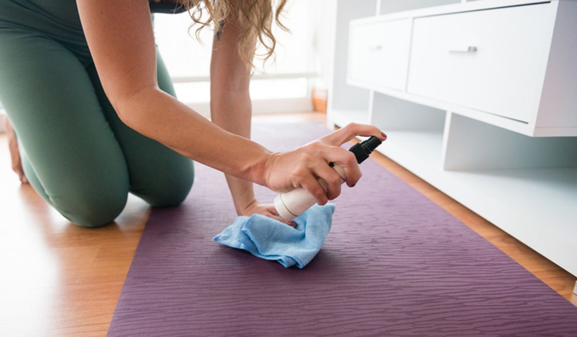 Cómo hacer un spray casero y ecológico para limpiar el mat de yoga