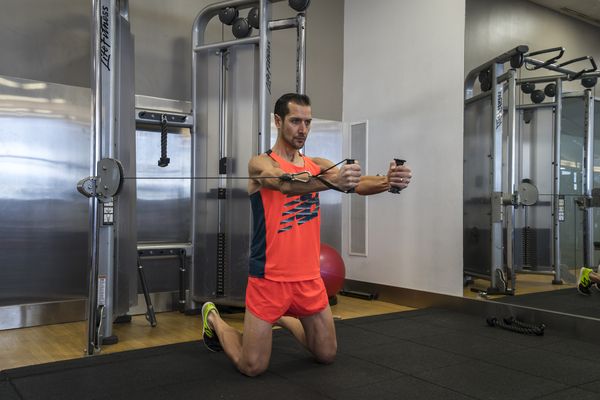 3. Aperturas sobre rodillas. Posición final.