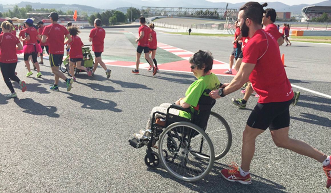 ¿Se puede correr un maratón en menos de 3 h empujando una silla de ruedas con un adulto?