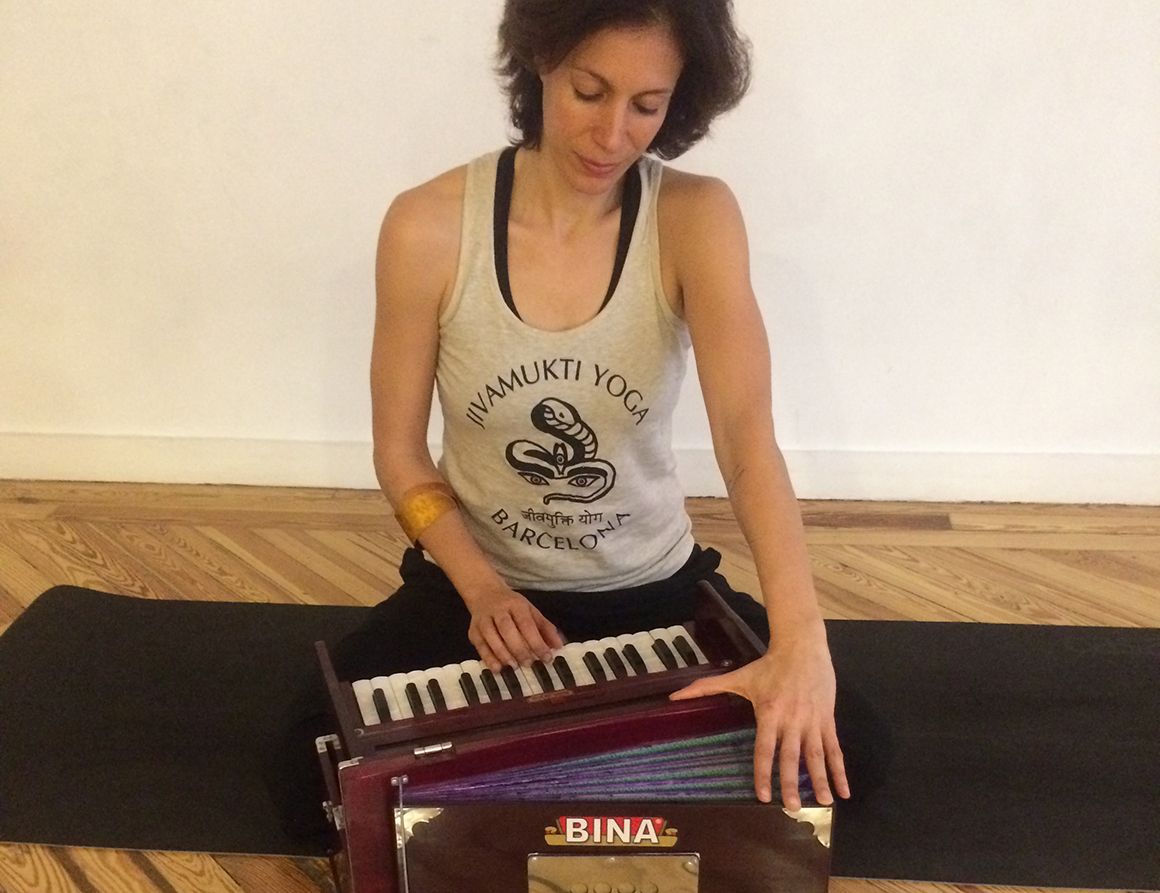 El armonio es el instrumento más utilizado para acompañar el canto de mantras