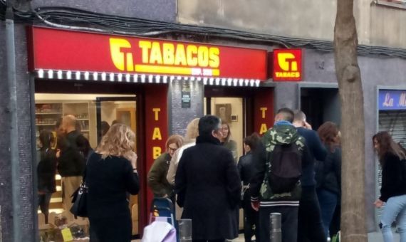 No entiendo el mundo: crisis sanitaria…¡y colas de horas para comprar tabaco!