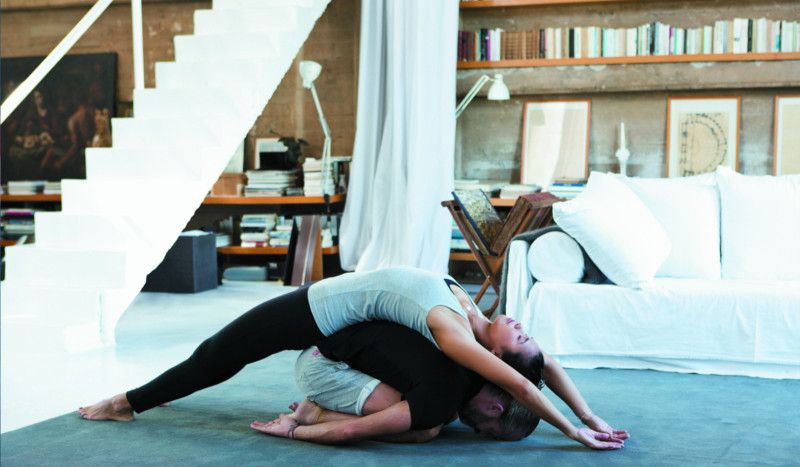 Posturas de yoga en pareja para estirar