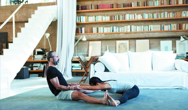 Posturas de yoga en pareja para estirar