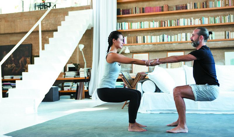 Posturas de yoga en pareja para estirar