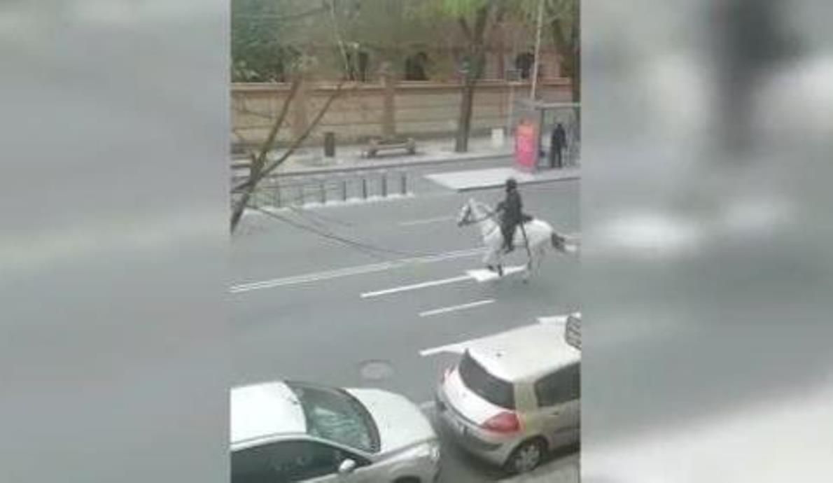 La Policía persigue a caballo a un ciclista que trataba de huir tras saltarse la cuarentena