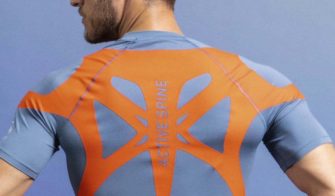 La camiseta que coloca tu espalda en la posición correcta