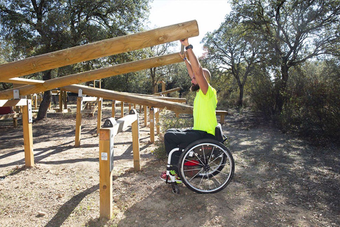 Un gimnasio de madera al aire libre, innovador, sostenible, ecologico, inclusivo y sin impacto medioambiental.
