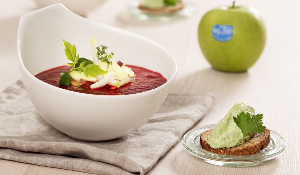 Receta de Sopa de manzana y remolacha con yogur a la cúrcuma