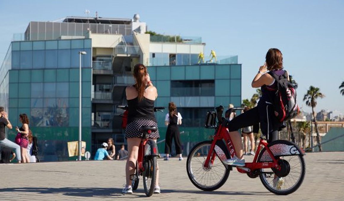 La canción que anima a respetar la distancia de seguridad en la Barceloneta