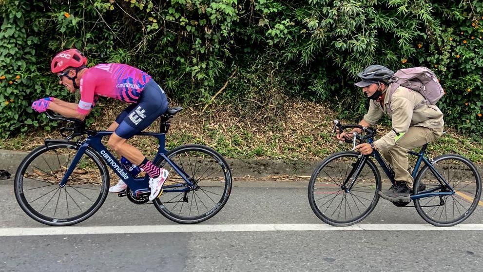 Iba a 45 km/h con la bici de crono...¡y un campesino se le puso a rueda!