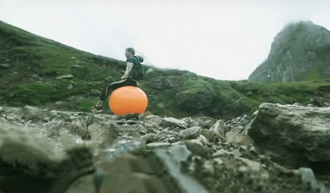 ¡Subir el Tourmalet montado en un fitball!