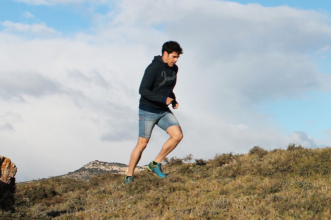El vaquero para correr por la montaña