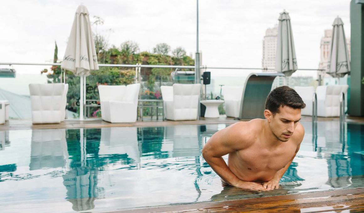 Entrenamiento fitness en la piscina 