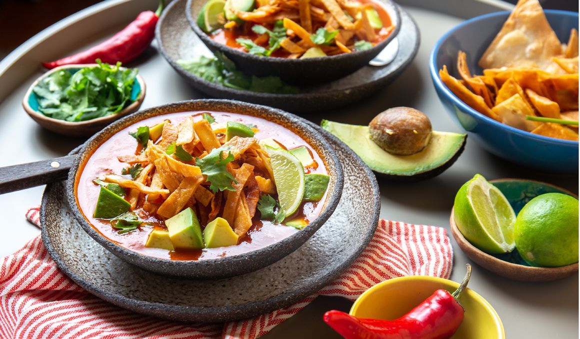 Receta de Sopa Azteca de Aguacate y Tomate con Tortilla de Maíz