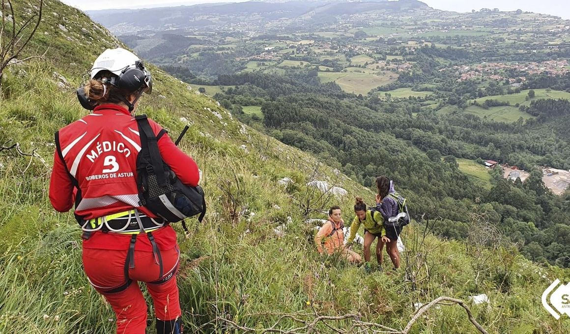 ¿Qué debemos llevar en la mochila cuando vamos a la montaña para evitar riesgos?
