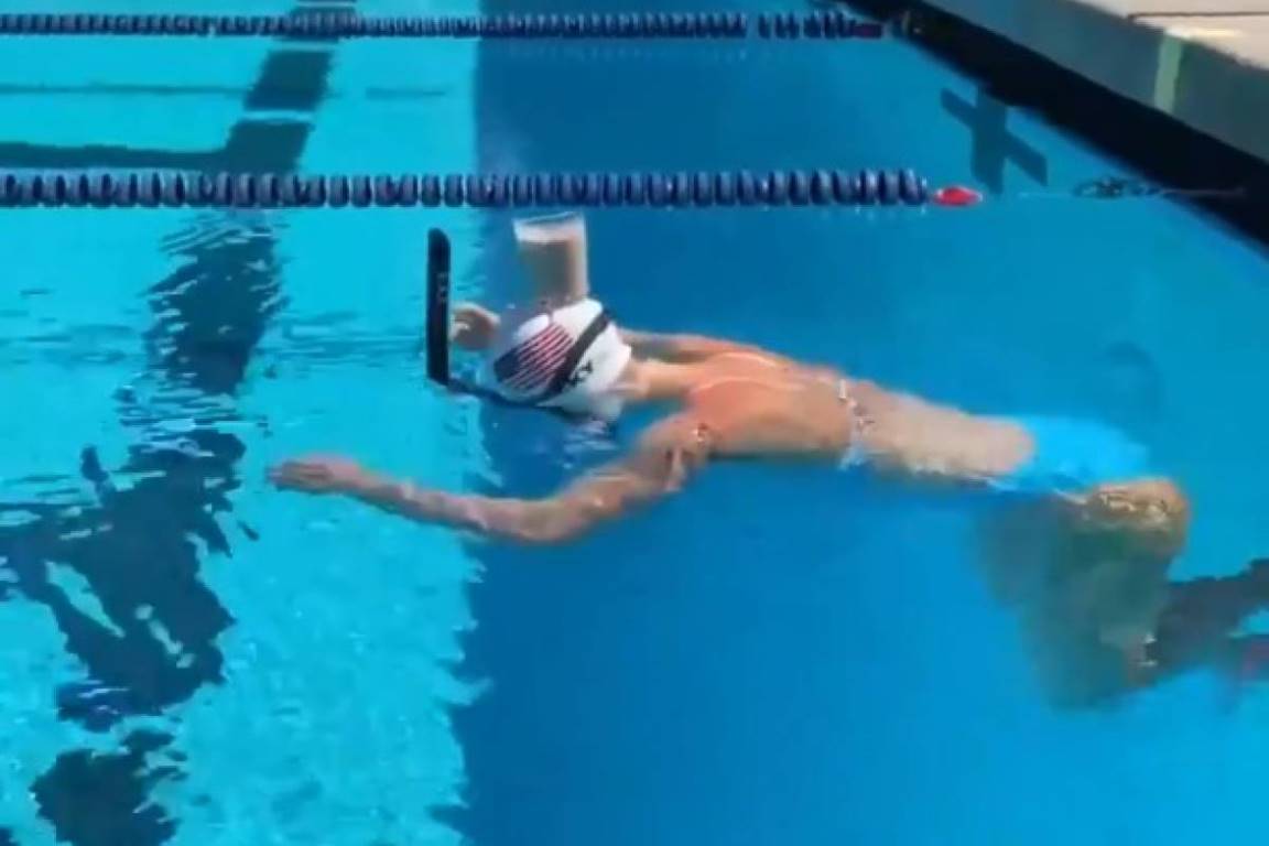 ¡Increíble! Cruza la piscina con un vaso de leche en la cabeza...¡y no se le cae ni una gota!