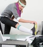 Rutina de fitness en la oficina