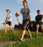 Caminar con bastones evita las agujetas y las lesiones en la montaña