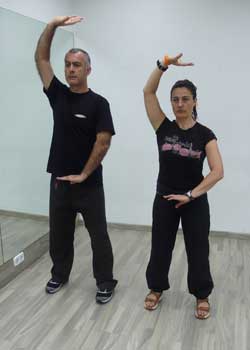 Probando las nuevas sandalias MBT para el verano en una clase de Tai chi Probando las nuevas sandalias MBT para el verano en una clase de Tai chi