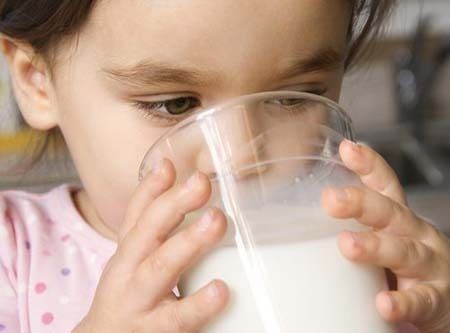 Bebe leche para ganar fuerza y masa muscular y perder grasa