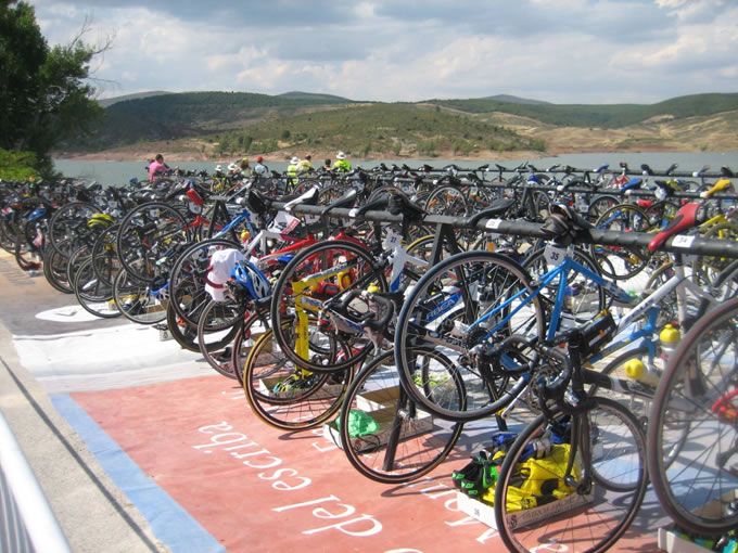Prepara el material de ciclismo en los boxes