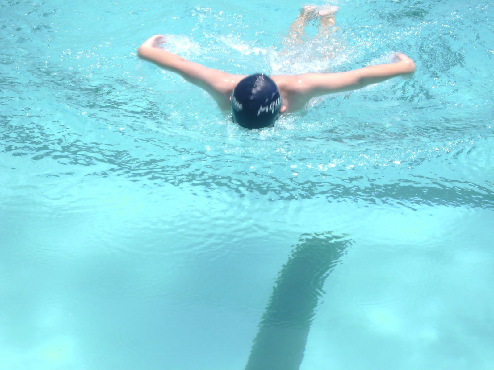 ¿Cómo mejoro la flotabilidad de mis piernas?