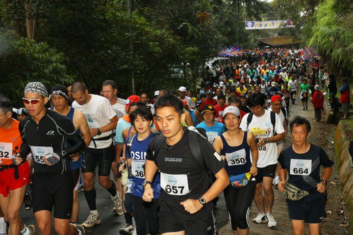 Toca el cielo corriendo la carrera del monte Kinabalu