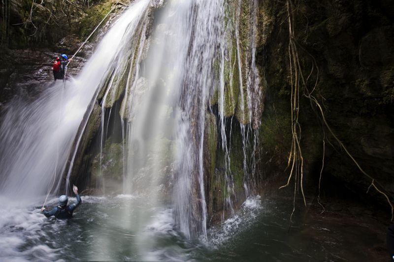 Descenso de barrancos: tu parque de atracciones en el monte