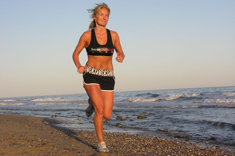 Estira y tonifica tus músculos en la playa