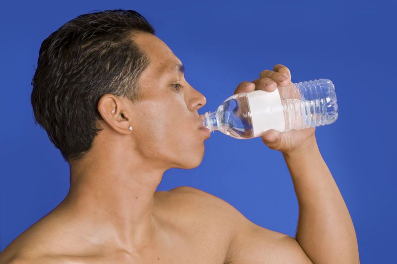 5 ventajas de beber agua con el estómago vacío