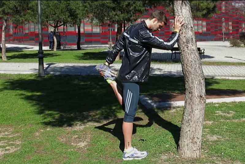 Cómo estirar cuádriceps en vídeo