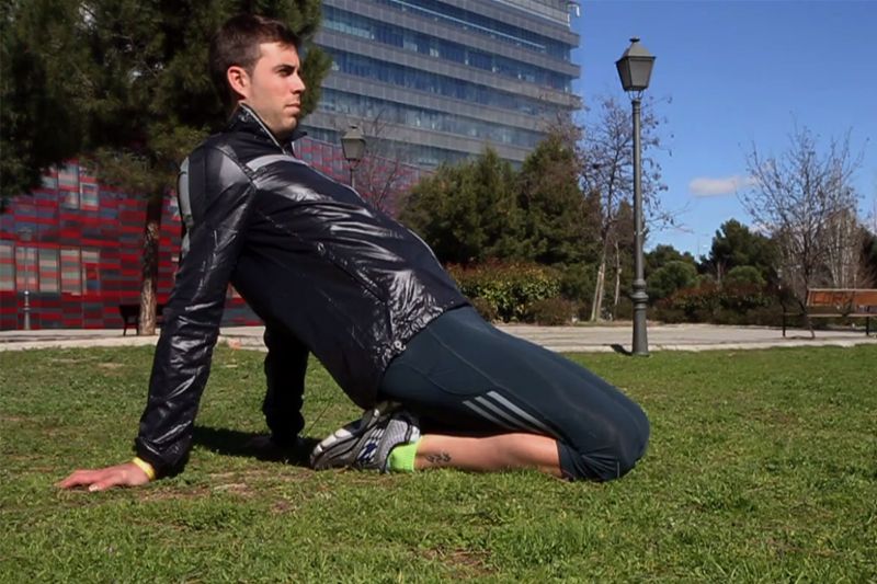 Estiramiento de tibiales y peroneos para corredores