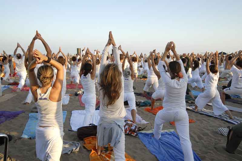 Masterclass de yoga frente al mar en Barcelona