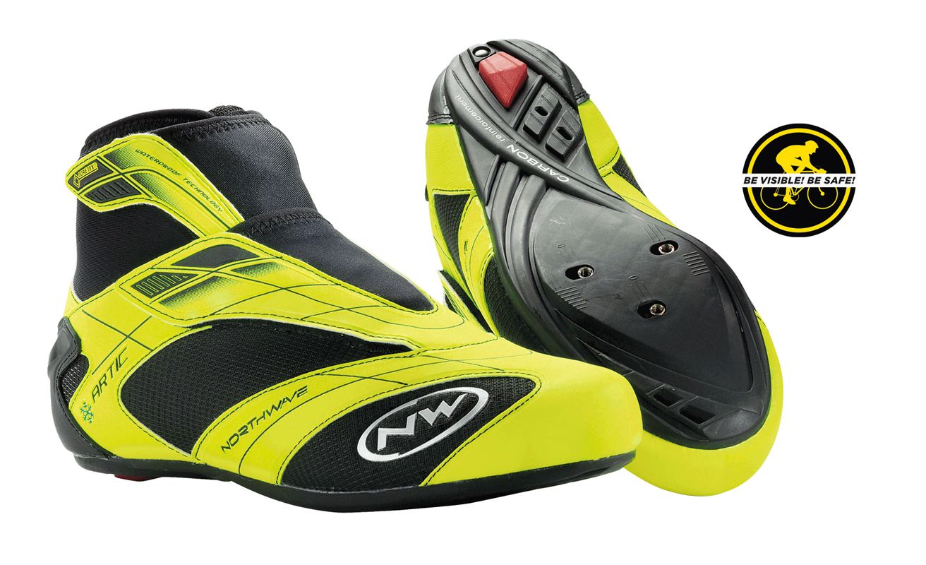 Los pies de un ciclista en invierno