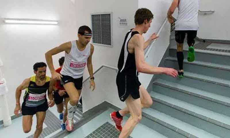 El hombre al que le sobra al ascensor